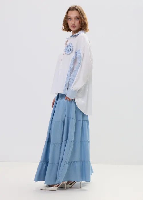 Niebieska spódnica maxi z elastyczną talią i falbanami, lekki, rozkloszowany fason w kobiecej stylizacji.