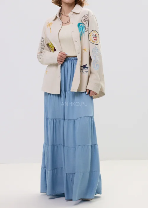 Niebieska spódnica maxi z elastyczną talią i falbanami, lekki, rozkloszowany fason w kobiecej stylizacji.