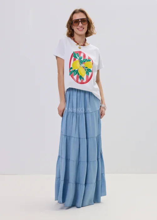 Biały t-shirt damski z nadrukiem cytryn i liści w czerwonej ramie, luźny fason – stylizacja ze spódnicą maxi i biżuterią.
