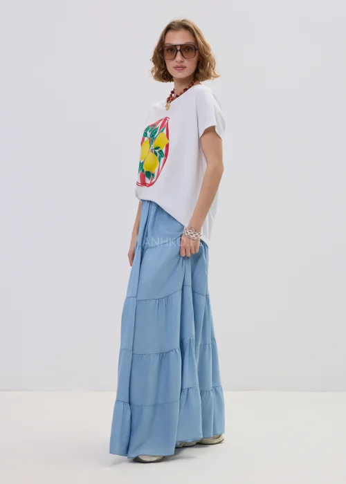 Biały t-shirt damski z nadrukiem cytryn i liści w czerwonej ramie, luźny fason – stylizacja ze spódnicą maxi i biżuterią.