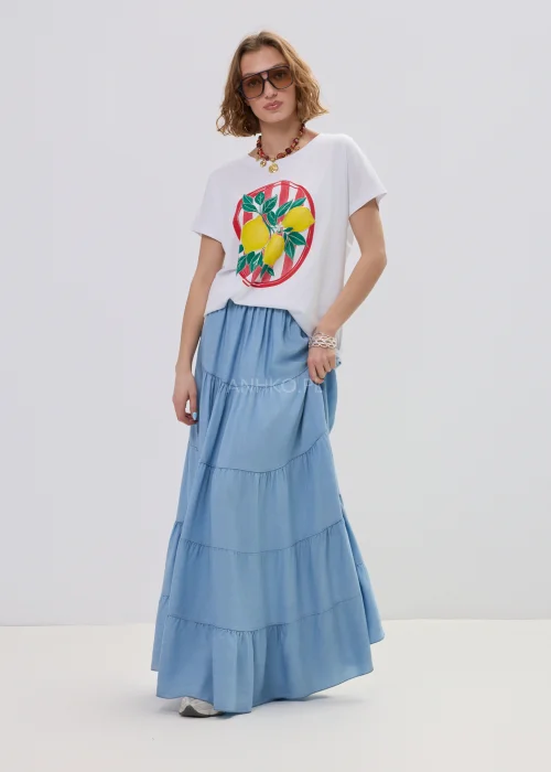 Biały t-shirt damski z nadrukiem cytryn i liści w czerwonej ramie, luźny fason – stylizacja ze spódnicą maxi i biżuterią.