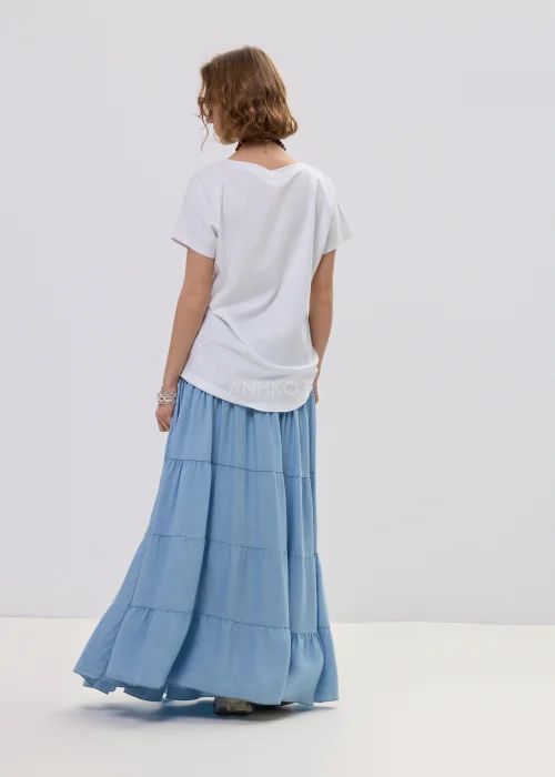 Biały t-shirt damski z nadrukiem cytryn i liści w czerwonej ramie, luźny fason – stylizacja ze spódnicą maxi i biżuterią.