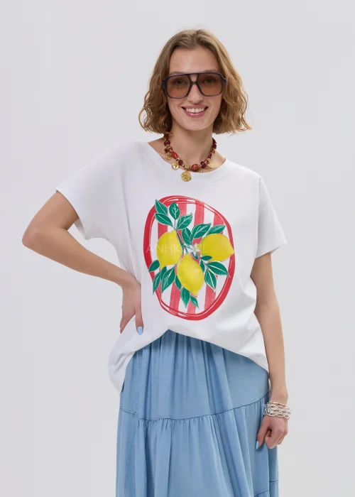 Biały t-shirt damski z nadrukiem cytryn i liści w czerwonej ramie, luźny fason – stylizacja ze spódnicą maxi i biżuterią.