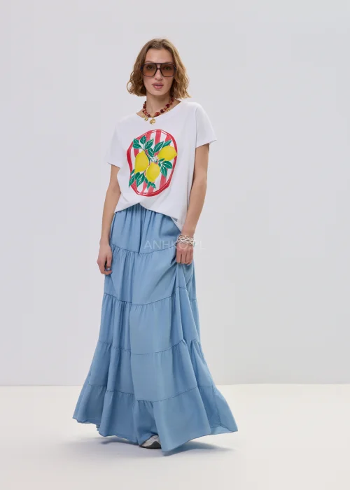 Biały t-shirt damski z nadrukiem cytryn i liści w czerwonej ramie, luźny fason – stylizacja ze spódnicą maxi i biżuterią.