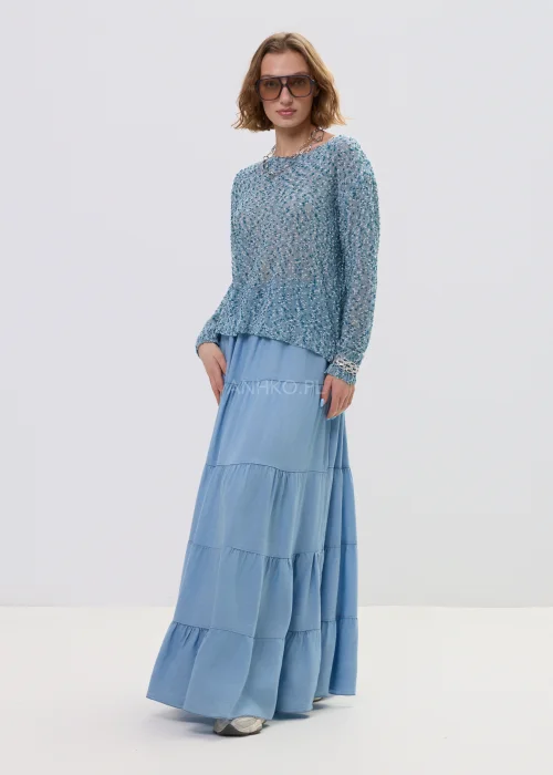 Sweter damski melanżowy w odcieniach niebieskiego i szarości z długim rękawem, luźny fason – stylizacja ze spódnicą maxi i okularami przeciwsłonecznymi.