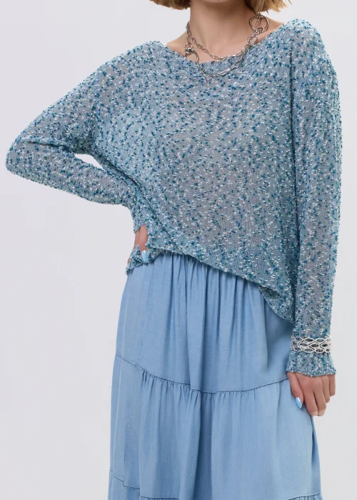 Sweter damski melanżowy w odcieniach niebieskiego i szarości z długim rękawem, luźny fason – stylizacja ze spódnicą maxi i okularami przeciwsłonecznymi.