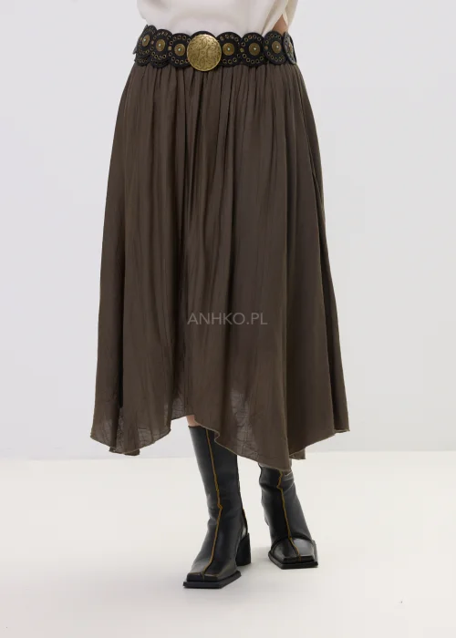 Spódnica midi brązowa o zwiewnym, asymetrycznym kroju z delikatnym połyskiem, stylizowana z szerokim paskiem z ozdobną klamrą i botkami na obcasie.