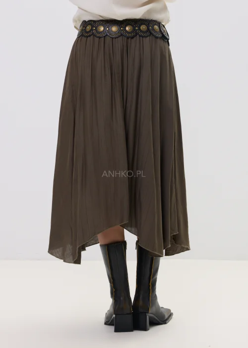 Spódnica midi brązowa o zwiewnym, asymetrycznym kroju z delikatnym połyskiem, stylizowana z szerokim paskiem z ozdobną klamrą i botkami na obcasie.