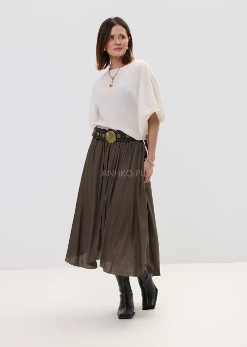 Spódnica midi brązowa o zwiewnym, asymetrycznym kroju z delikatnym połyskiem, stylizowana z szerokim paskiem z ozdobną klamrą i botkami na obcasie.