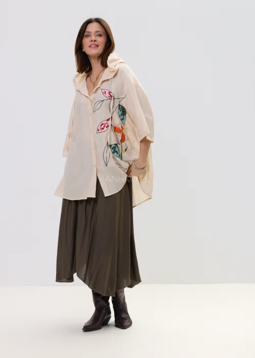 Koszula oversize beżowa z artystycznym haftem roślinnym, lekka i zwiewna, z guzikami i luźnym krojem – stylizacja casual z nutą boho.
