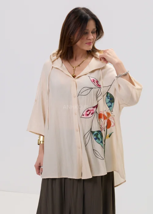 Koszula oversize beżowa z artystycznym haftem roślinnym, lekka i zwiewna, z guzikami i luźnym krojem – stylizacja casual z nutą boho.