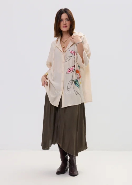 Koszula oversize beżowa z artystycznym haftem roślinnym, lekka i zwiewna, z guzikami i luźnym krojem – stylizacja casual z nutą boho.