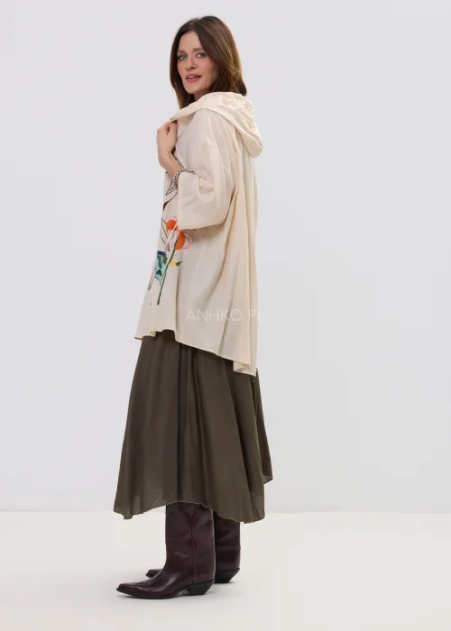 Koszula oversize beżowa z artystycznym haftem roślinnym, lekka i zwiewna, z guzikami i luźnym krojem – stylizacja casual z nutą boho.