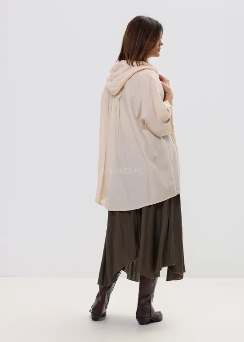 Koszula oversize beżowa z artystycznym haftem roślinnym, lekka i zwiewna, z guzikami i luźnym krojem – stylizacja casual z nutą boho.