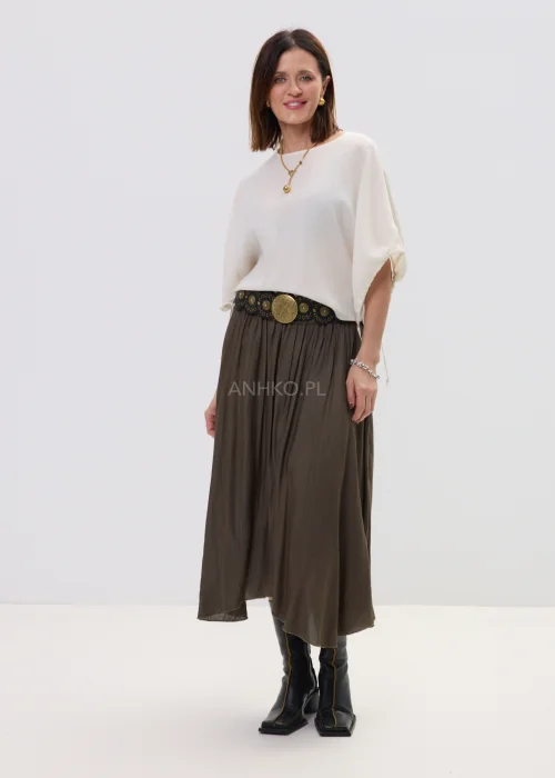 Bluzka damska o luźnym, oversize’owym kroju w odcieniu ecru, z szerokimi rękawami i subtelnym wiązaniem – elegancka baza do stylizacji z nutą minimalizmu.