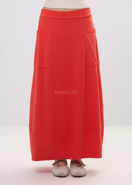 koralowa spódnica midi o luźnym kroju z wysokim stanem i naszywanymi kieszeniami, minimalistyczny fason w casualowej stylizacji.