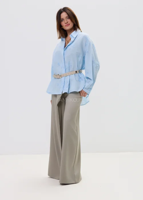 Koszula oversize błękitna z haftem kwiatowym, zapinana na guziki, z długim rękawem i klasycznym kołnierzem – elegancko-casualowa stylizacja z paskiem w talii.