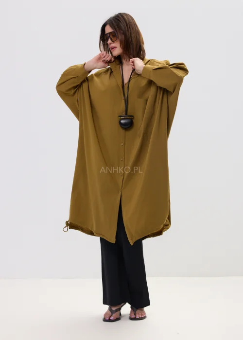 Oliwkowa koszula damska oversize o wydłużonym kroju z klasycznym kołnierzem i kieszenią, luźny fason w nowoczesnej stylizacji.
