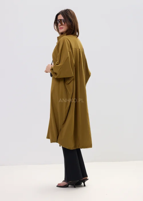 Oliwkowa koszula damska oversize o wydłużonym kroju z klasycznym kołnierzem i kieszenią, luźny fason w nowoczesnej stylizacji.