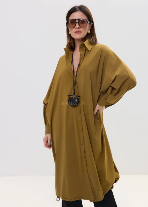 Oliwkowa koszula damska oversize o wydłużonym kroju z klasycznym kołnierzem i kieszenią, luźny fason w nowoczesnej stylizacji.