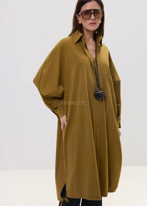 Oliwkowa koszula damska oversize o wydłużonym kroju z klasycznym kołnierzem i kieszenią, luźny fason w nowoczesnej stylizacji.