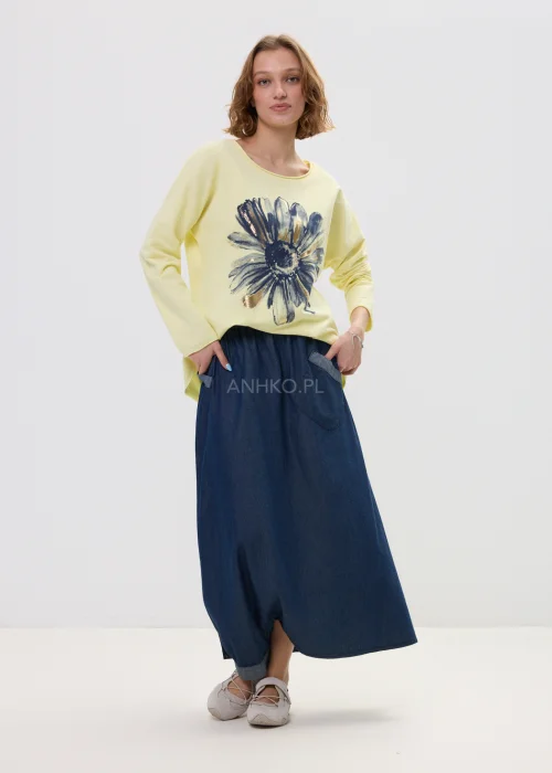 Spódnica długa jeansowa granatowa o luźnym, asymetrycznym kroju z elastyczną talią i kieszeniami – casualowa stylizacja z lekkimi sneakersami.