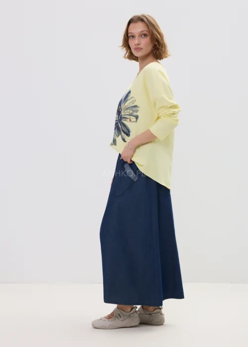 Spódnica długa jeansowa granatowa o luźnym, asymetrycznym kroju z elastyczną talią i kieszeniami – casualowa stylizacja z lekkimi sneakersami.