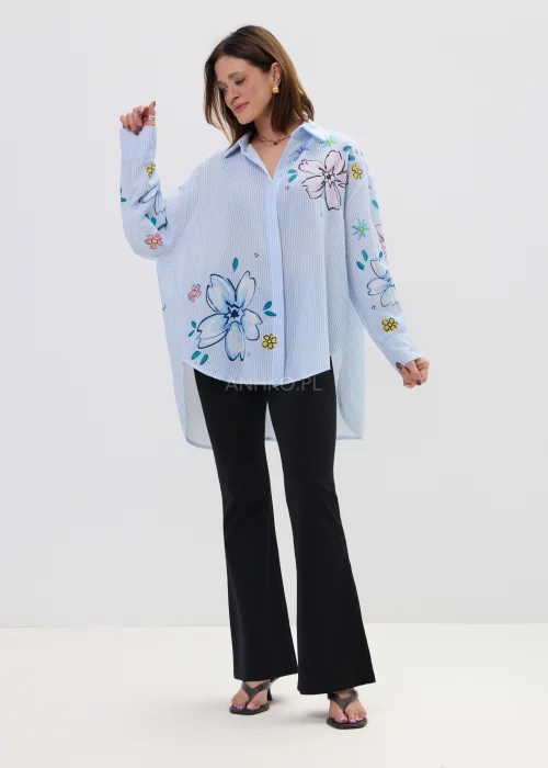 Niebieska koszula damska w paski z kwiatowym nadrukiem, oversize, długie rękawy, lekki materiał, styl casual.