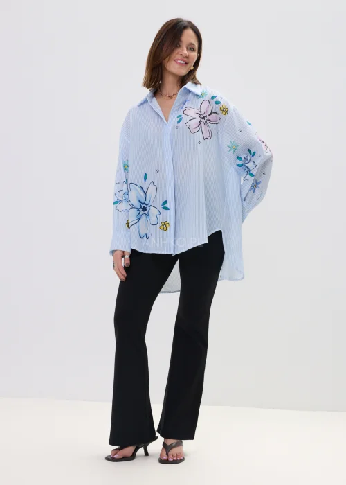 Niebieska koszula damska w paski z kwiatowym nadrukiem, oversize, długie rękawy, lekki materiał, styl casual.