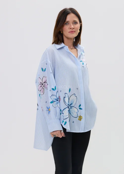 Niebieska koszula damska w paski z kwiatowym nadrukiem, oversize, długie rękawy, lekki materiał, styl casual.