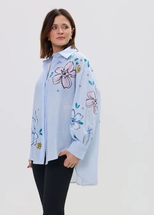 Niebieska koszula damska w paski z kwiatowym nadrukiem, oversize, długie rękawy, lekki materiał, styl casual.