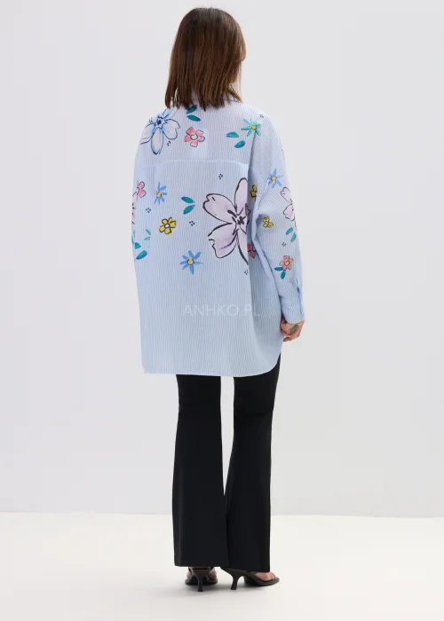 Niebieska koszula damska w paski z kwiatowym nadrukiem, oversize, długie rękawy, lekki materiał, styl casual.