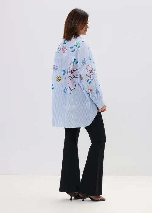 Niebieska koszula damska w paski z kwiatowym nadrukiem, oversize, długie rękawy, lekki materiał, styl casual.