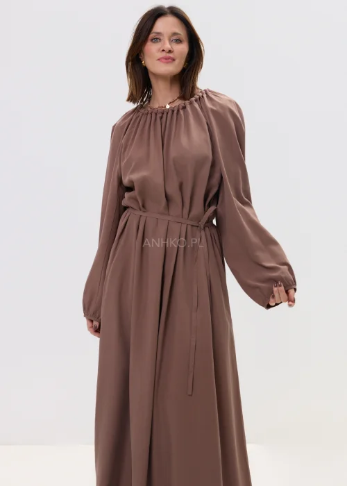 Sukienka maxi brązowa z marszczonym dekoltem i wiązaniem w talii, o płynnie opadającym fasonie – elegancka, minimalistyczna stylizacja z długim rękawem.