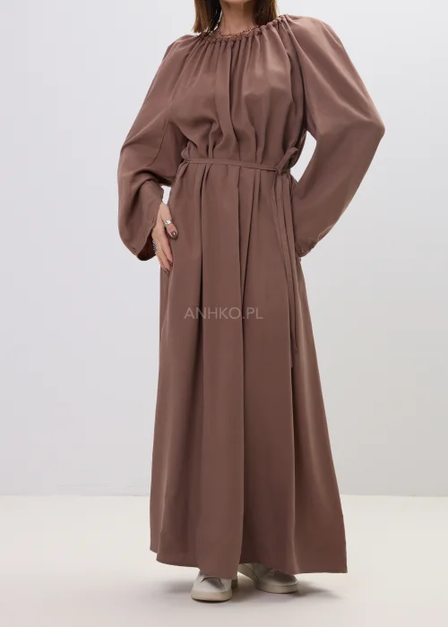 Sukienka maxi brązowa z marszczonym dekoltem i wiązaniem w talii, o płynnie opadającym fasonie – elegancka, minimalistyczna stylizacja z długim rękawem.