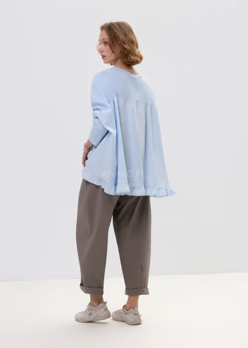 Spodnie damskie o luźnym kroju w kolorze taupe, z elastyczną talią i podwiniętymi nogawkami, ozdobione designerskim brelokiem – komfortowy model do codziennych stylizacji.