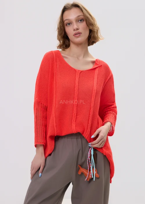 Sweter damski o luźnym kroju w intensywnym koralowym kolorze, z ażurowymi rękawami i obniżoną linią ramion, lekki i stylowy element codziennych stylizacji.