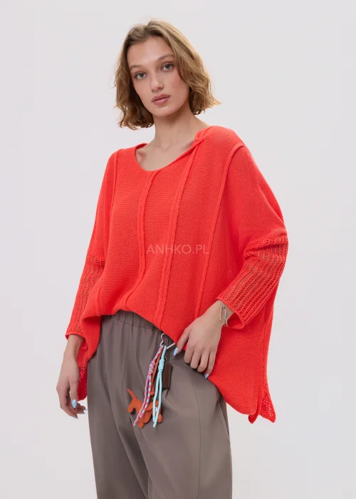 Sweter damski o luźnym kroju w intensywnym koralowym kolorze, z ażurowymi rękawami i obniżoną linią ramion, lekki i stylowy element codziennych stylizacji.
