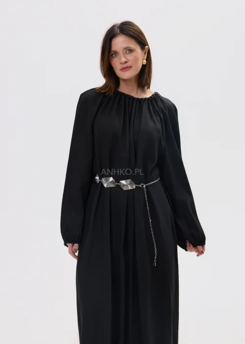 Długa czarna sukienka damska z marszczeniem przy dekolcie i paskiem w talii, elegancki, zwiewny fason.