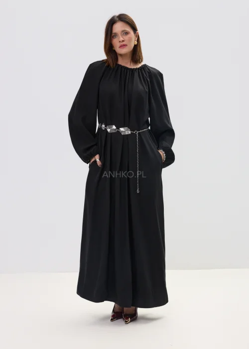 Długa czarna sukienka damska z marszczeniem przy dekolcie i paskiem w talii, elegancki, zwiewny fason.