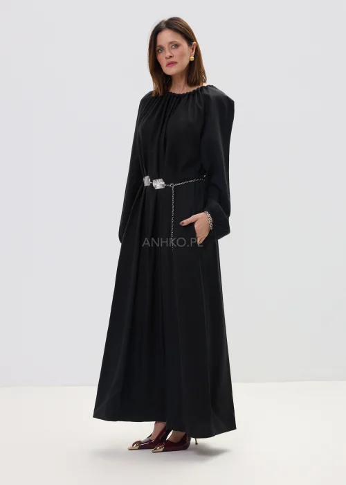 Długa czarna sukienka damska z marszczeniem przy dekolcie i paskiem w talii, elegancki, zwiewny fason.