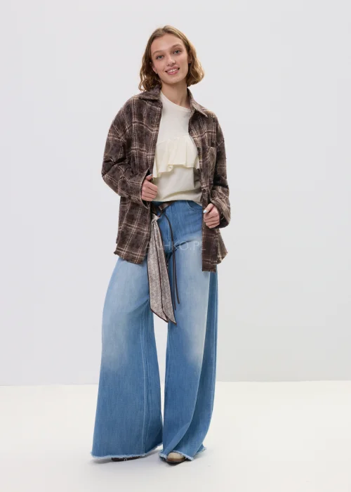 Brązowa koszula damska w kratę oversize z klasycznym kołnierzem i zapięciem na guziki, luźny fason w casualowej stylizacji.