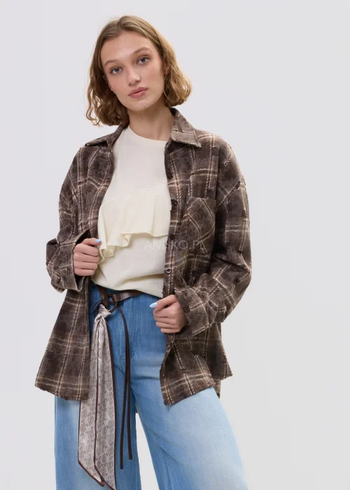 Brązowa koszula damska w kratę oversize z klasycznym kołnierzem i zapięciem na guziki, luźny fason w casualowej stylizacji.