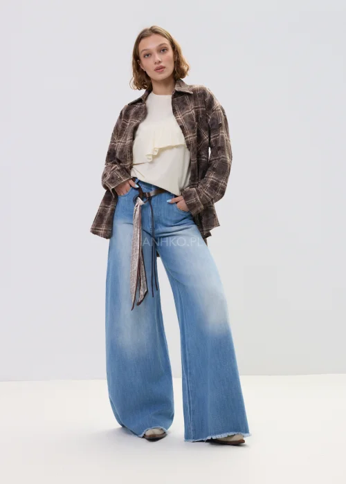 Brązowa koszula damska w kratę oversize z klasycznym kołnierzem i zapięciem na guziki, luźny fason w casualowej stylizacji.