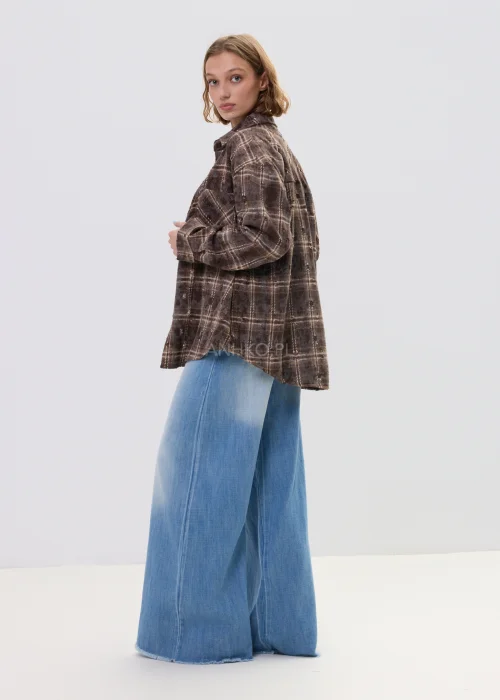 Brązowa koszula damska w kratę oversize z klasycznym kołnierzem i zapięciem na guziki, luźny fason w casualowej stylizacji.