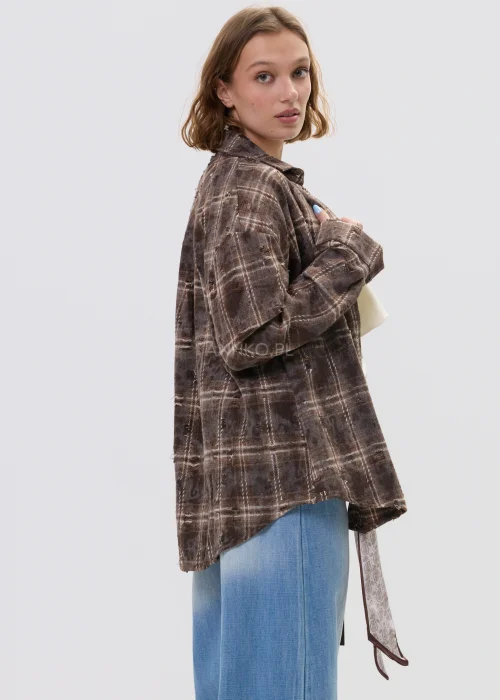 Brązowa koszula damska w kratę oversize z klasycznym kołnierzem i zapięciem na guziki, luźny fason w casualowej stylizacji.