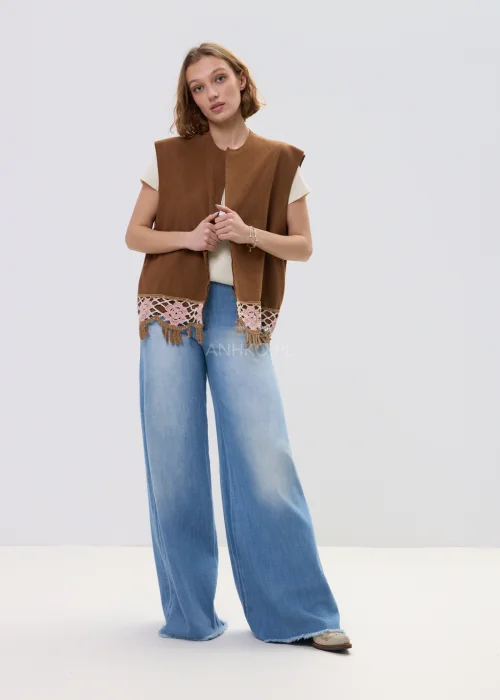 Brązowa kamizelka damska z ażurowym wykończeniem i frędzlami, luźny fason, styl boho.