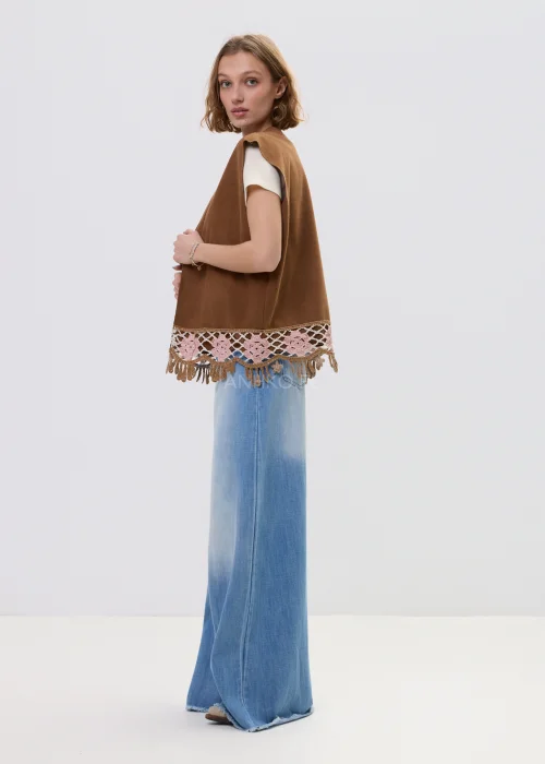 Brązowa kamizelka damska z ażurowym wykończeniem i frędzlami, luźny fason, styl boho.