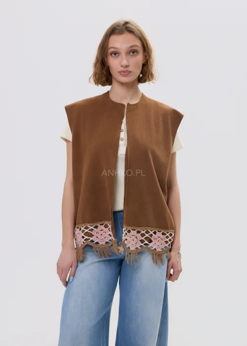 Brązowa kamizelka damska z ażurowym wykończeniem i frędzlami, luźny fason, styl boho.