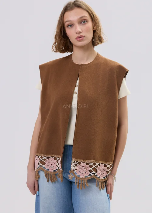 Brązowa kamizelka damska z ażurowym wykończeniem i frędzlami, luźny fason, styl boho.